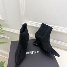 THE ATTICO 2026秋冬新品 复古做旧尖头异形坡跟松紧短靴———————————— 一个极简风格来诠释百搭的味 THE ATTICO 2026秋冬新品 复古做旧尖头异形坡跟松紧短靴———————————— 一个极简风格来诠释百搭的味