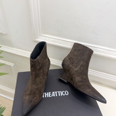 THE ATTICO 2026秋冬新品 复古做旧尖头异形坡跟松紧短靴———————————— 一个极简风格来诠释百搭的味 THE ATTICO 2026秋冬新品 复古做旧尖头异形坡跟松紧短靴———————————— 一个极简风格来诠释百搭的味