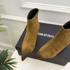 THE ATTICO 2026秋冬新品 复古做旧尖头异形坡跟松紧短靴———————————— 一个极简风格来诠释百搭的味 THE ATTICO 2026秋冬新品 复古做旧尖头异形坡跟松紧短靴———————————— 一个极简风格来诠释百搭的味