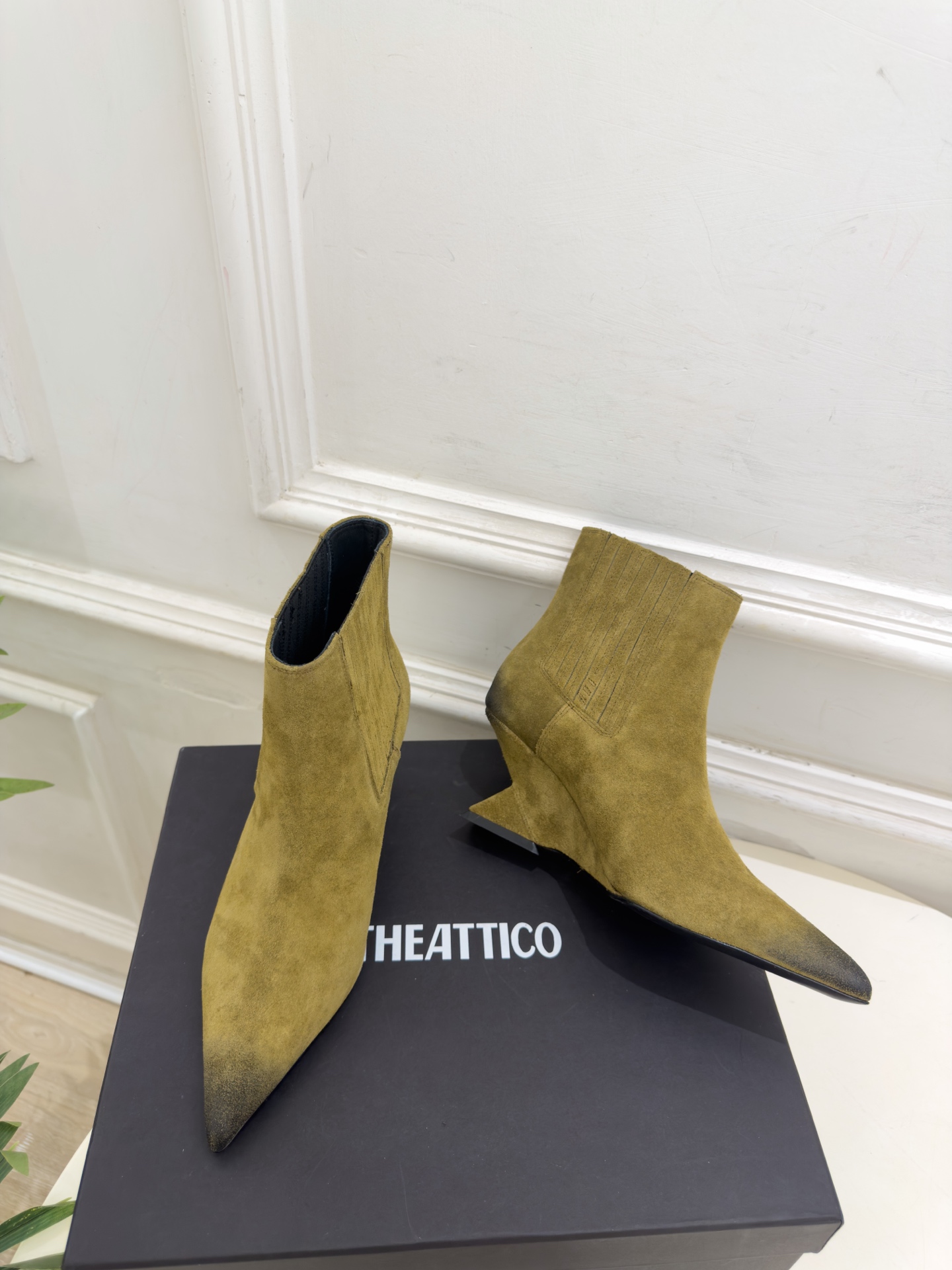 THE ATTICO 2026秋冬新品 复古做旧尖头异形坡跟松紧短靴———————————— 一个极简风格来诠释百搭的味