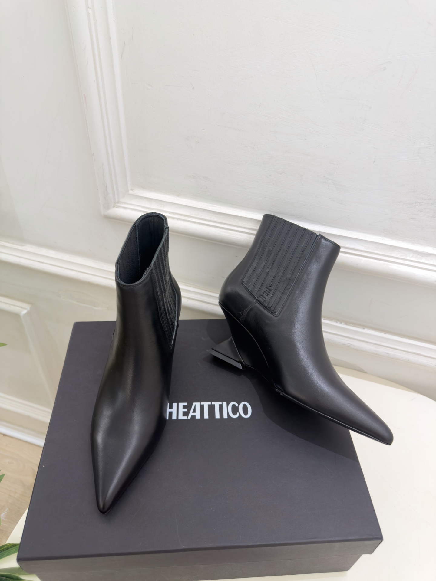 THE ATTICO 2026秋冬新品 复古做旧尖头异形坡跟松紧短靴———————————— 一个极简风格来诠释百搭的味