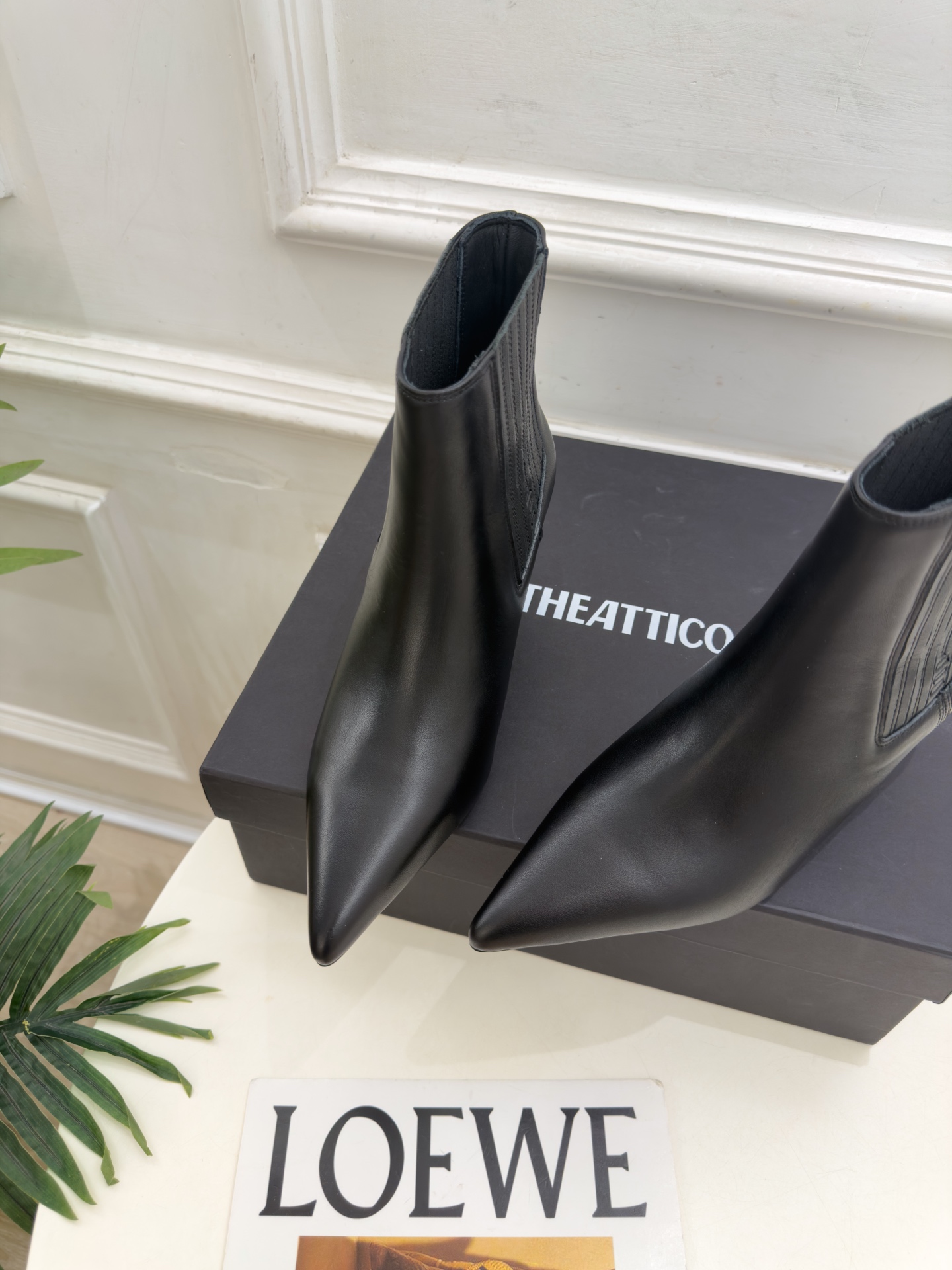 THE ATTICO 2026秋冬新品 复古做旧尖头异形坡跟松紧短靴———————————— 一个极简风格来诠释百搭的味