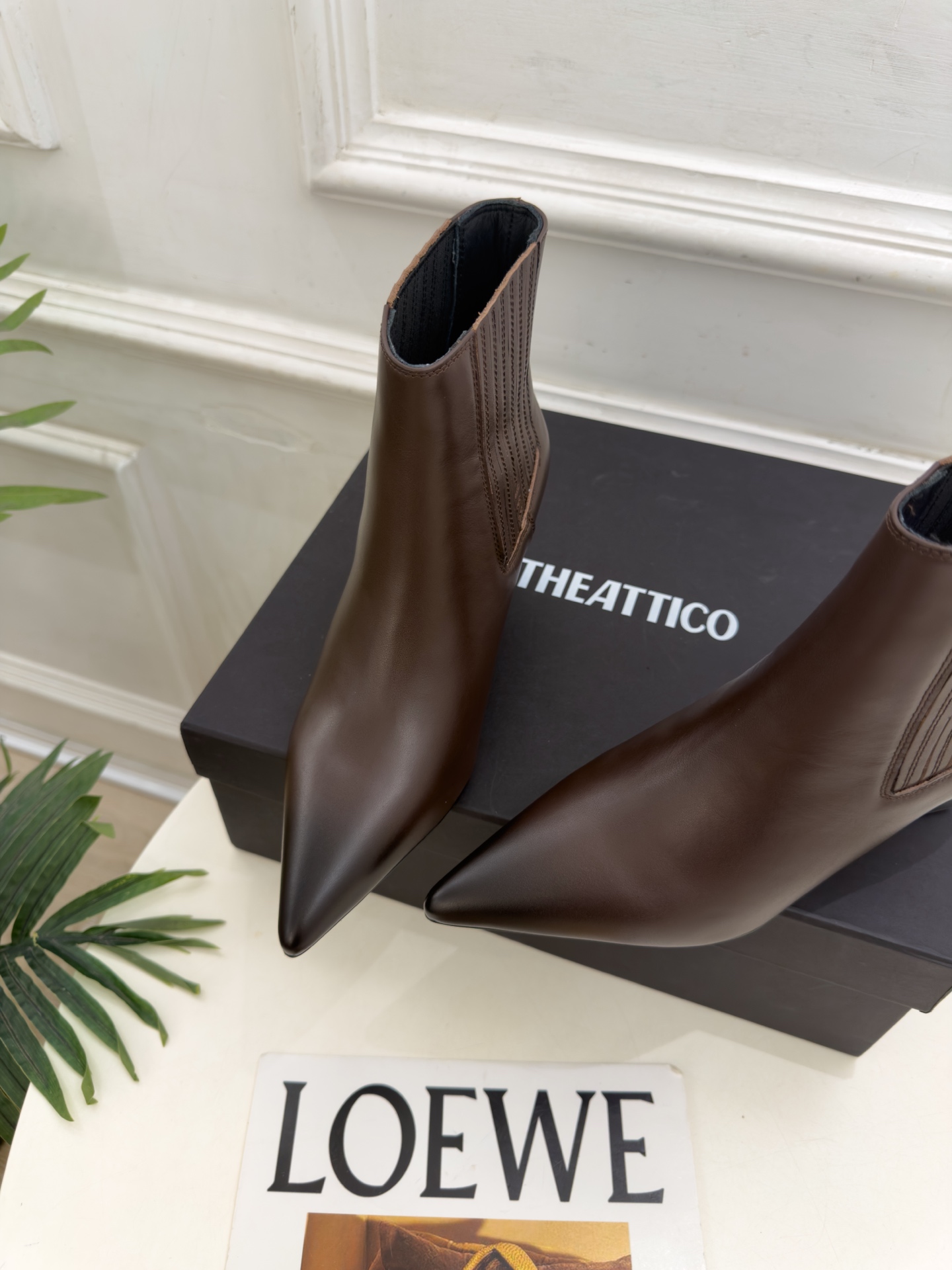 THE ATTICO 2026秋冬新品 复古做旧尖头异形坡跟松紧短靴———————————— 一个极简风格来诠释百搭的味