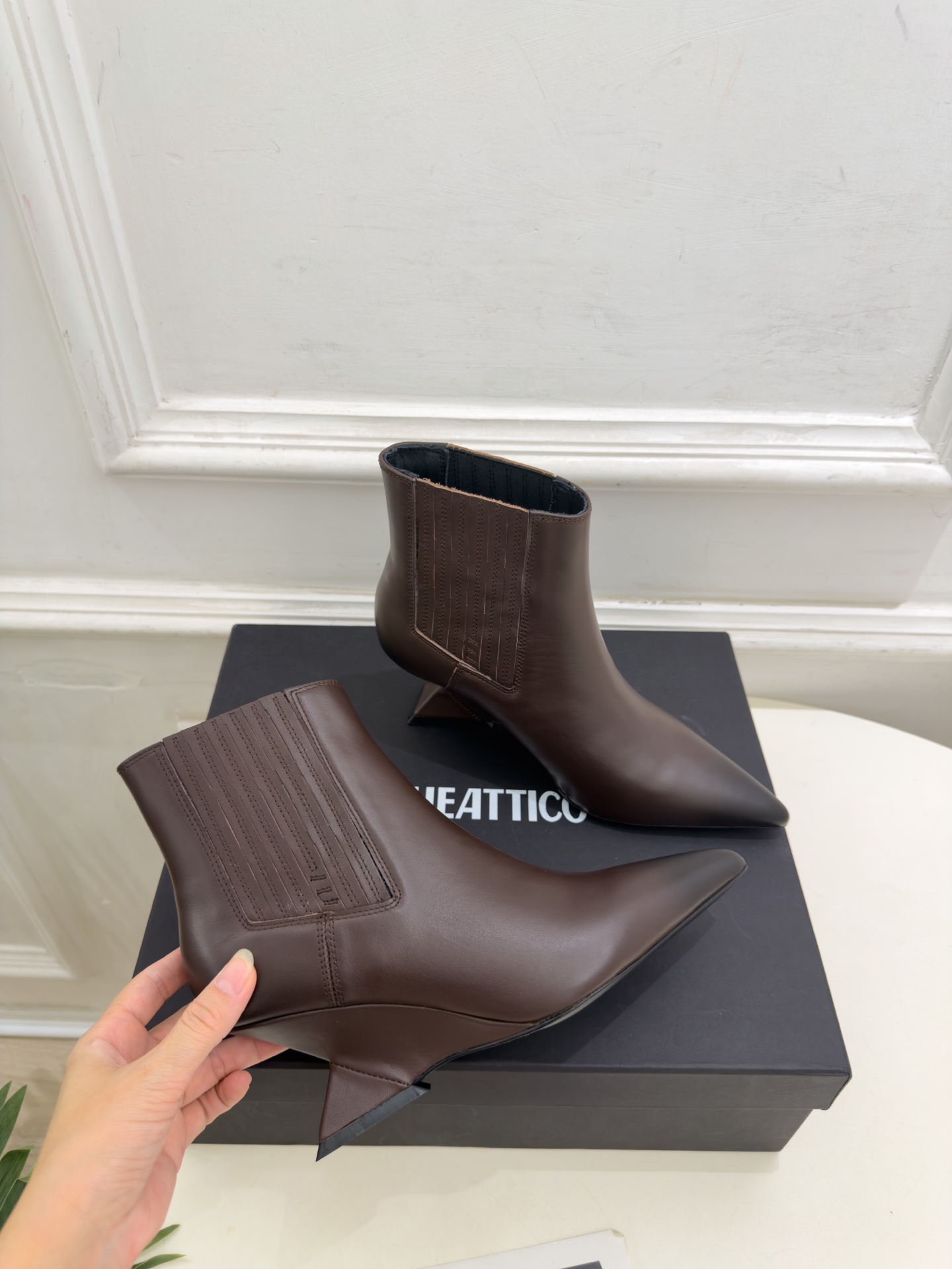 THE ATTICO 2026秋冬新品 复古做旧尖头异形坡跟松紧短靴———————————— 一个极简风格来诠释百搭的味