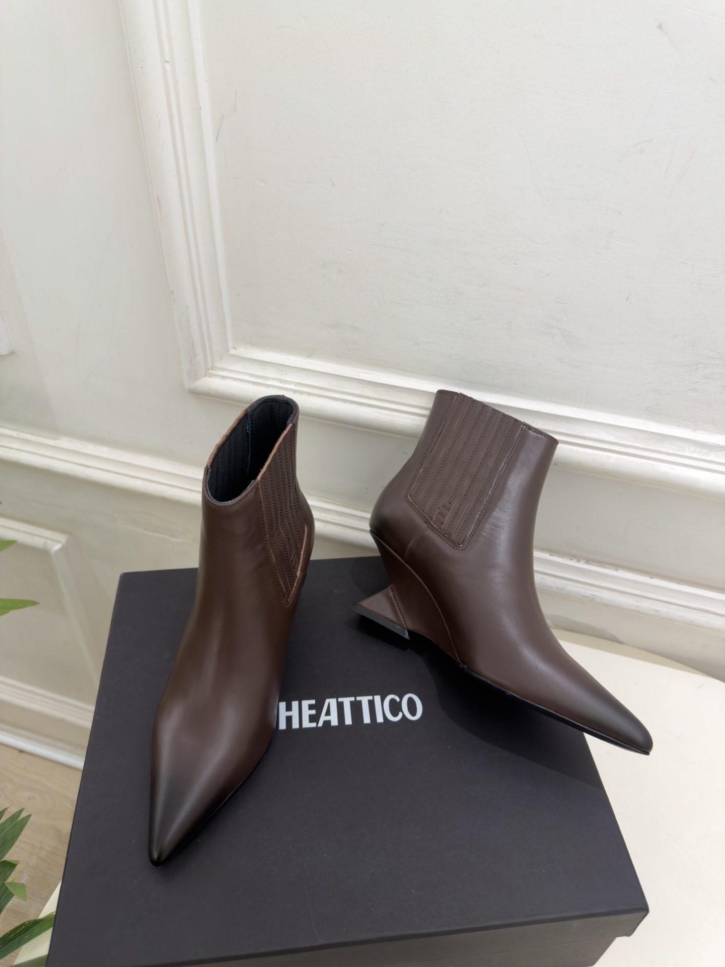 THE ATTICO 2026秋冬新品 复古做旧尖头异形坡跟松紧短靴———————————— 一个极简风格来诠释百搭的味