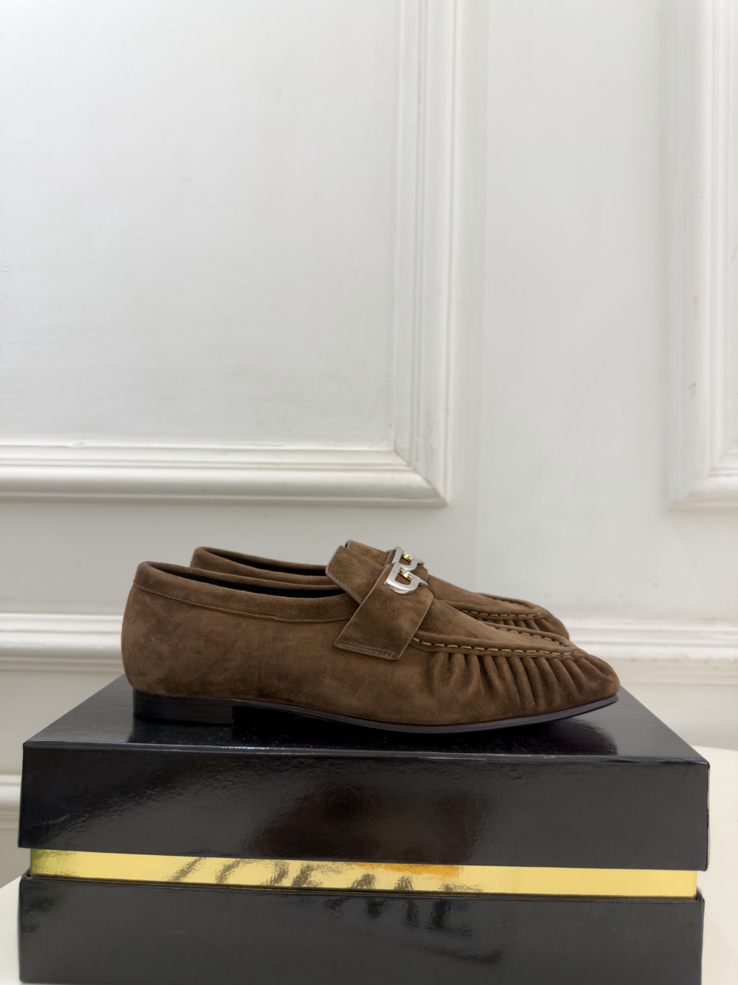 Christian Louboutin路铂廷 26ss ✨ 2026秋冬新品 CL复古褶皱情侣款乐福鞋 小皮鞋系列,顶级 Christian Louboutin路铂廷 26ss ✨ 2026秋冬新品 CL复古褶皱情侣款乐福鞋 小皮鞋系列,顶级