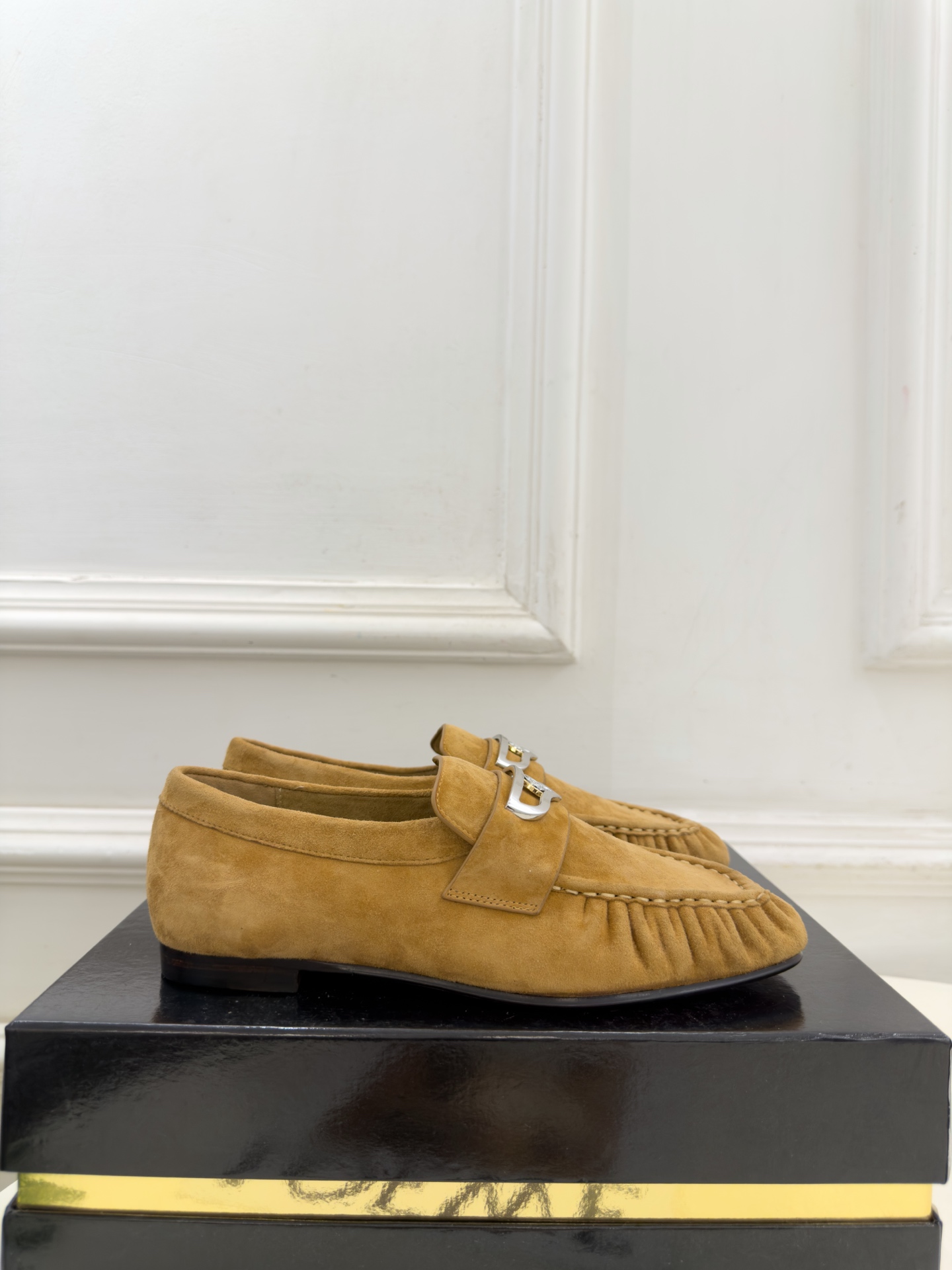 Christian Louboutin路铂廷 26ss ✨ 2026秋冬新品 CL复古褶皱情侣款乐福鞋 小皮鞋系列,顶级 Christian Louboutin路铂廷 26ss ✨ 2026秋冬新品 CL复古褶皱情侣款乐福鞋 小皮鞋系列,顶级
