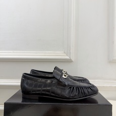 Christian Louboutin路铂廷 26ss ✨ 2026秋冬新品 CL复古褶皱情侣款乐福鞋 小皮鞋系列,顶级 Christian Louboutin路铂廷 26ss ✨ 2026秋冬新品 CL复古褶皱情侣款乐福鞋 小皮鞋系列,顶级