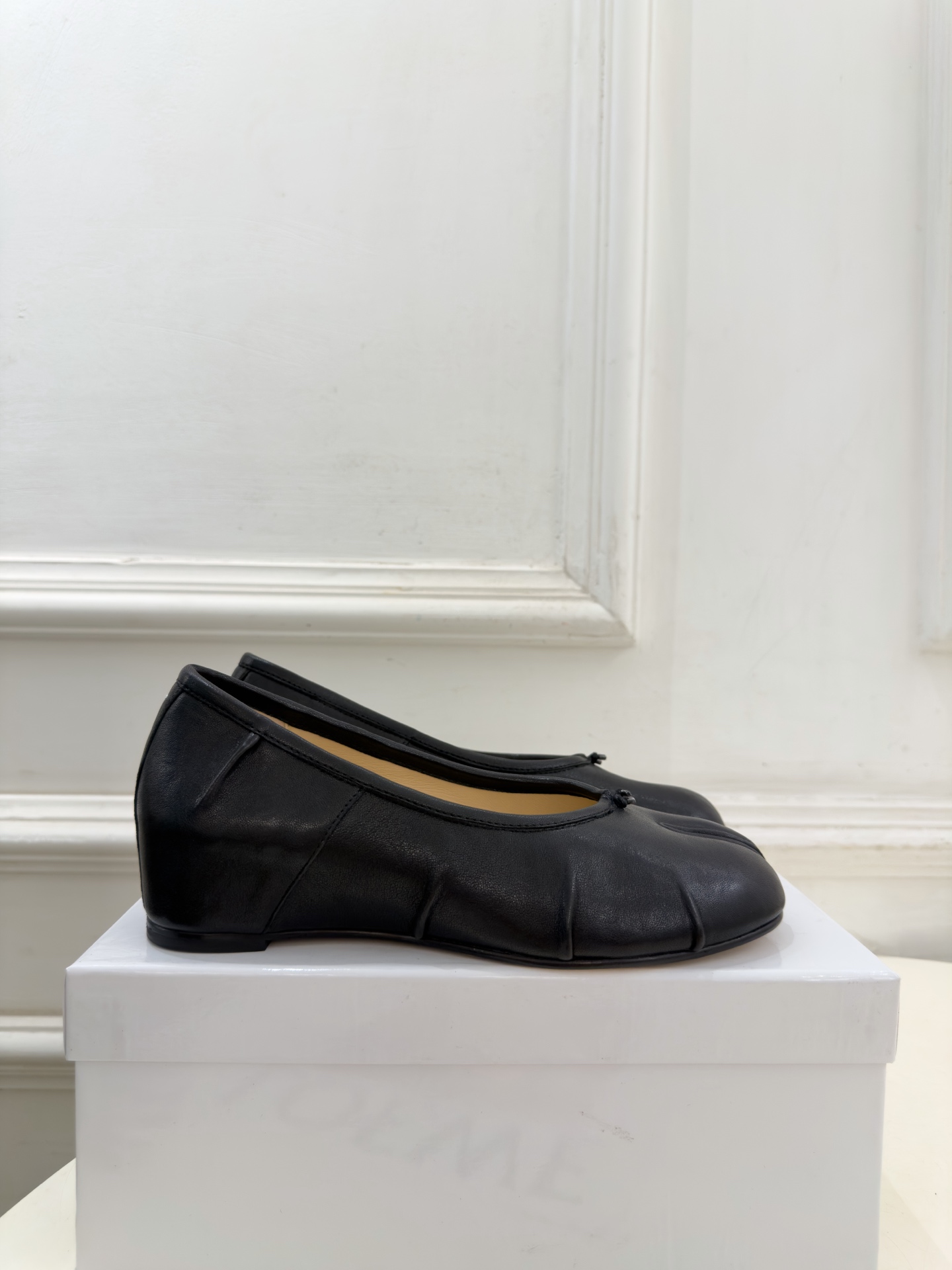 Maison Margiela· 马吉拉26𝐬𝐬 2026秋冬新品 MM6分趾褶皱内增高芭蕾鞋———————— MM6 Maison Margiela· 马吉拉26𝐬𝐬 2026秋冬新品 MM6分趾褶皱内增高芭蕾鞋———————— MM6