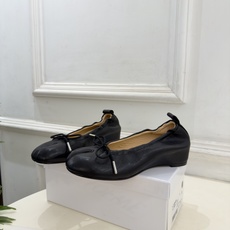Maison Margiela· 马吉拉26𝐬𝐬 2026秋冬新品 MM6分趾蝴蝶结褶皱内增高芭蕾鞋———————— Maison Margiela· 马吉拉26𝐬𝐬 2026秋冬新品 MM6分趾蝴蝶结褶皱内增高芭蕾鞋————————