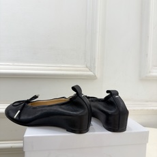 Maison Margiela· 马吉拉26𝐬𝐬 2026秋冬新品 MM6分趾蝴蝶结褶皱内增高芭蕾鞋———————— Maison Margiela· 马吉拉26𝐬𝐬 2026秋冬新品 MM6分趾蝴蝶结褶皱内增高芭蕾鞋————————