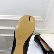 Maison Margiela· 马吉拉26𝐬𝐬 2026秋冬新品 MM6分趾蝴蝶结褶皱内增高芭蕾鞋———————— Maison Margiela· 马吉拉26𝐬𝐬 2026秋冬新品 MM6分趾蝴蝶结褶皱内增高芭蕾鞋————————