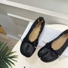 Maison Margiela· 马吉拉26𝐬𝐬 2026秋冬新品 MM6分趾蝴蝶结褶皱内增高芭蕾鞋———————— Maison Margiela· 马吉拉26𝐬𝐬 2026秋冬新品 MM6分趾蝴蝶结褶皱内增高芭蕾鞋————————
