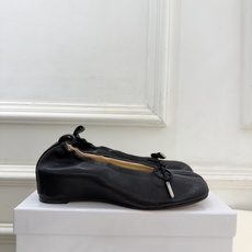 Maison Margiela· 马吉拉26𝐬𝐬 2026秋冬新品 MM6分趾蝴蝶结褶皱内增高芭蕾鞋———————— Maison Margiela· 马吉拉26𝐬𝐬 2026秋冬新品 MM6分趾蝴蝶结褶皱内增高芭蕾鞋————————