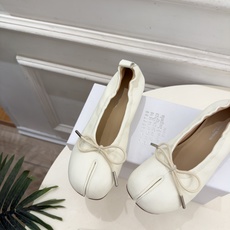 Maison Margiela· 马吉拉26𝐬𝐬 2026秋冬新品 MM6分趾蝴蝶结褶皱内增高芭蕾鞋———————— Maison Margiela· 马吉拉26𝐬𝐬 2026秋冬新品 MM6分趾蝴蝶结褶皱内增高芭蕾鞋————————
