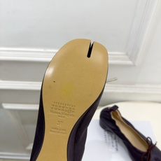 Maison Margiela· 马吉拉26𝐬𝐬 2026秋冬新品 MM6分趾蝴蝶结褶皱内增高芭蕾鞋———————— Maison Margiela· 马吉拉26𝐬𝐬 2026秋冬新品 MM6分趾蝴蝶结褶皱内增高芭蕾鞋————————