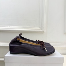 Maison Margiela· 马吉拉26𝐬𝐬 2026秋冬新品 MM6分趾蝴蝶结褶皱内增高芭蕾鞋———————— Maison Margiela· 马吉拉26𝐬𝐬 2026秋冬新品 MM6分趾蝴蝶结褶皱内增高芭蕾鞋————————