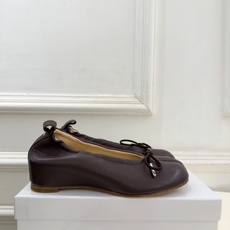 Maison Margiela· 马吉拉26𝐬𝐬 2026秋冬新品 MM6分趾蝴蝶结褶皱内增高芭蕾鞋———————— Maison Margiela· 马吉拉26𝐬𝐬 2026秋冬新品 MM6分趾蝴蝶结褶皱内增高芭蕾鞋————————