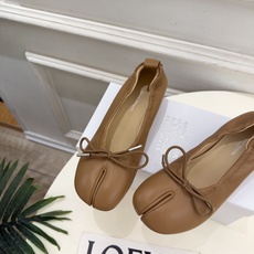 Maison Margiela· 马吉拉26𝐬𝐬 2026秋冬新品 MM6分趾蝴蝶结褶皱内增高芭蕾鞋———————— Maison Margiela· 马吉拉26𝐬𝐬 2026秋冬新品 MM6分趾蝴蝶结褶皱内增高芭蕾鞋————————