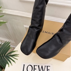 LEMAIRE 2026秋冬新品 极简复古粗跟弹力短靴 倒靴 ————————— 作为这两年最受欢迎的设计师牌,设计简 LEMAIRE 2026秋冬新品 极简复古粗跟弹力短靴 倒靴 ————————— 作为这两年最受欢迎的设计师牌,设计简