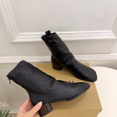 LEMAIRE 2026秋冬新品 极简复古粗跟弹力短靴 倒靴 ————————— 作为这两年最受欢迎的设计师牌,设计简 LEMAIRE 2026秋冬新品 极简复古粗跟弹力短靴 倒靴 ————————— 作为这两年最受欢迎的设计师牌,设计简
