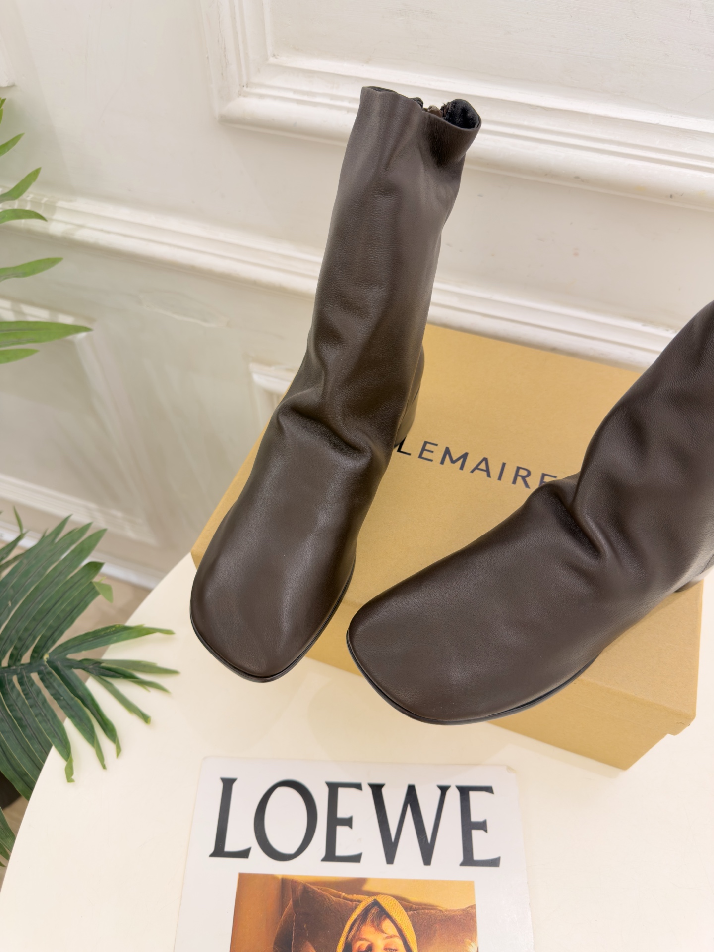 LEMAIRE 2026秋冬新品 极简复古粗跟弹力短靴 倒靴 ————————— 作为这两年最受欢迎的设计师牌,设计简 LEMAIRE 2026秋冬新品 极简复古粗跟弹力短靴 倒靴 ————————— 作为这两年最受欢迎的设计师牌,设计简