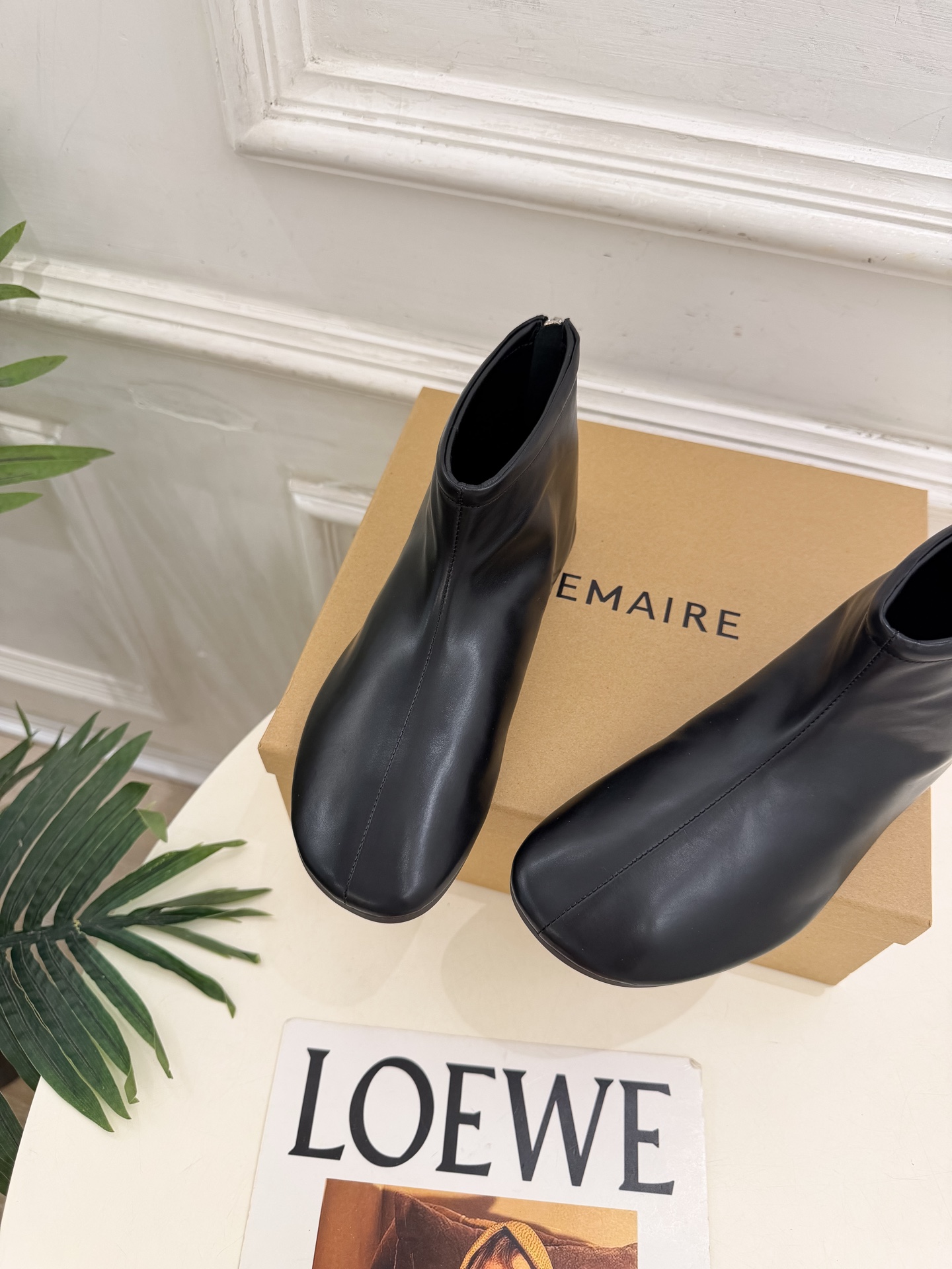 LEMAIRE 2026秋冬新品 极简复古后拉链平底短靴 ————————— 作为这两年最受欢迎的设计师牌,设计简单 LEMAIRE 2026秋冬新品 极简复古后拉链平底短靴 ————————— 作为这两年最受欢迎的设计师牌,设计简单