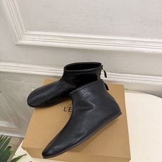 LEMAIRE 2026秋冬新品 极简复古后拉链平底短靴 ————————— 作为这两年最受欢迎的设计师牌,设计简单 LEMAIRE 2026秋冬新品 极简复古后拉链平底短靴 ————————— 作为这两年最受欢迎的设计师牌,设计简单