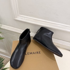 LEMAIRE 2026秋冬新品 极简复古后拉链平底短靴 ————————— 作为这两年最受欢迎的设计师牌,设计简单 LEMAIRE 2026秋冬新品 极简复古后拉链平底短靴 ————————— 作为这两年最受欢迎的设计师牌,设计简单