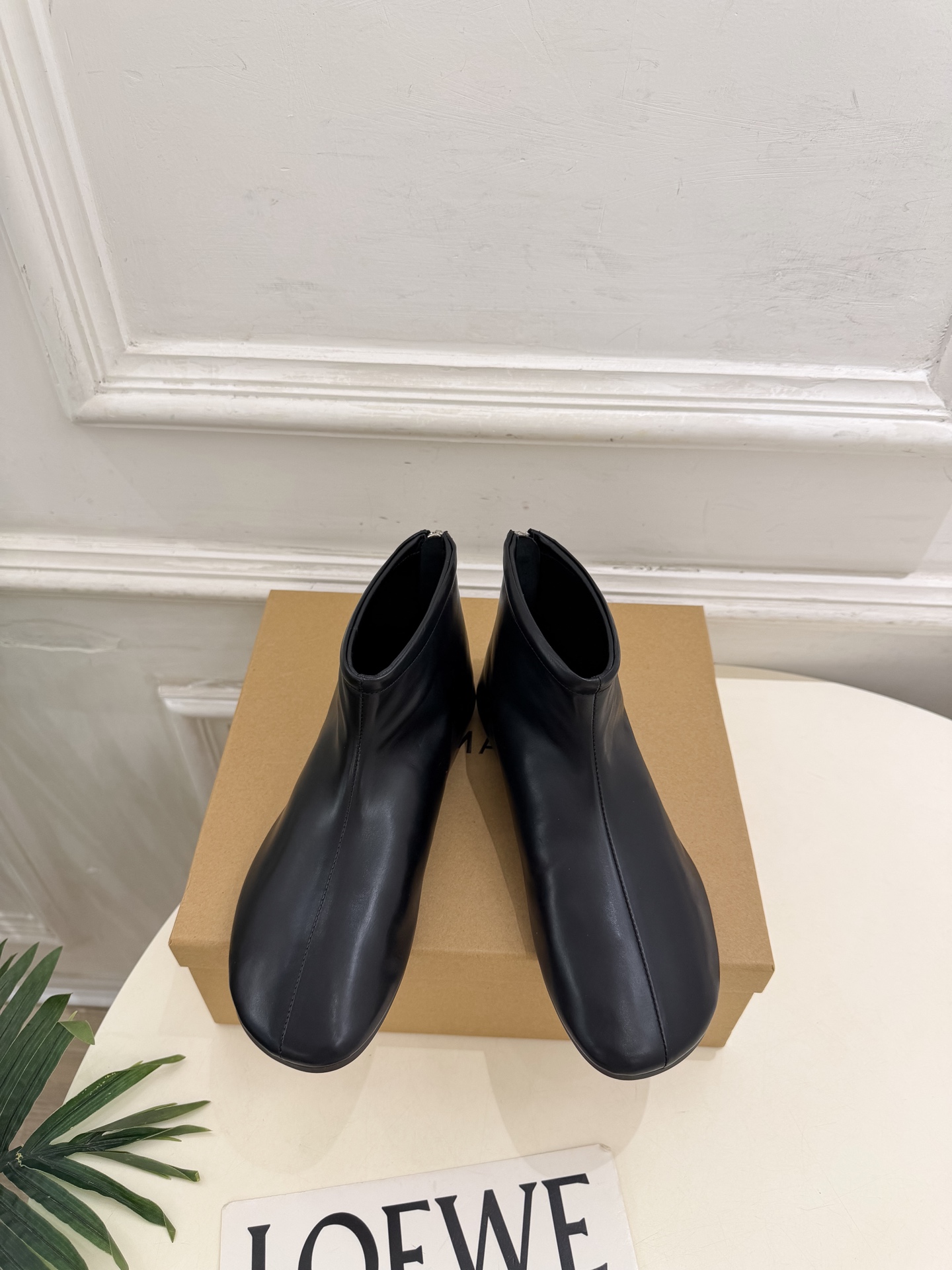 LEMAIRE 2026秋冬新品 极简复古后拉链平底短靴 ————————— 作为这两年最受欢迎的设计师牌,设计简单 LEMAIRE 2026秋冬新品 极简复古后拉链平底短靴 ————————— 作为这两年最受欢迎的设计师牌,设计简单
