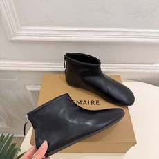 LEMAIRE 2026秋冬新品 极简复古后拉链平底短靴 ————————— 作为这两年最受欢迎的设计师牌,设计简单 LEMAIRE 2026秋冬新品 极简复古后拉链平底短靴 ————————— 作为这两年最受欢迎的设计师牌,设计简单