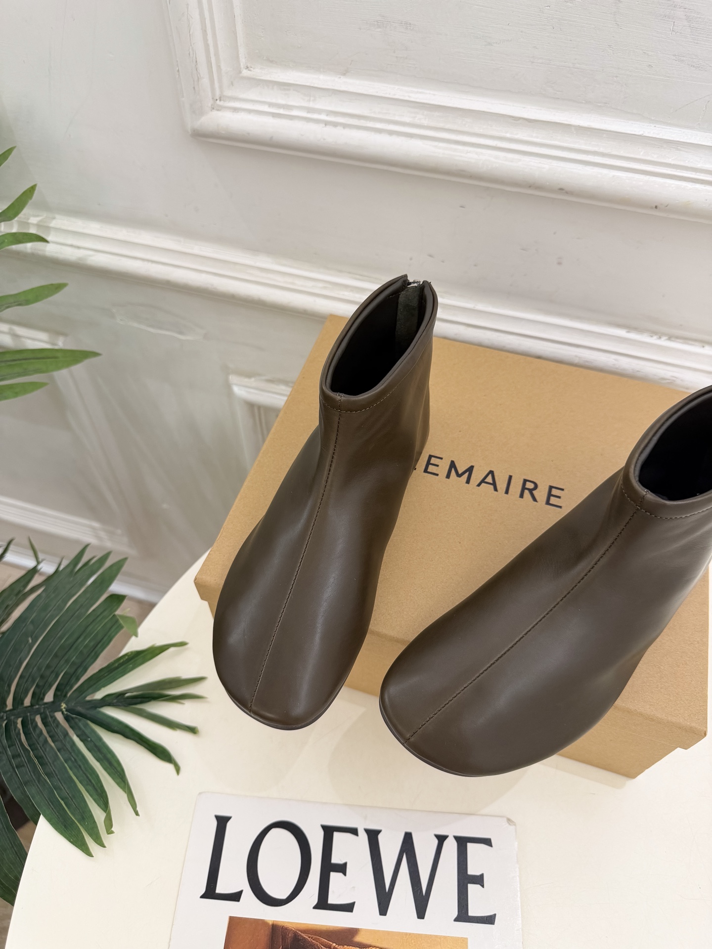 LEMAIRE 2026秋冬新品 极简复古后拉链平底短靴 ————————— 作为这两年最受欢迎的设计师牌,设计简单 LEMAIRE 2026秋冬新品 极简复古后拉链平底短靴 ————————— 作为这两年最受欢迎的设计师牌,设计简单