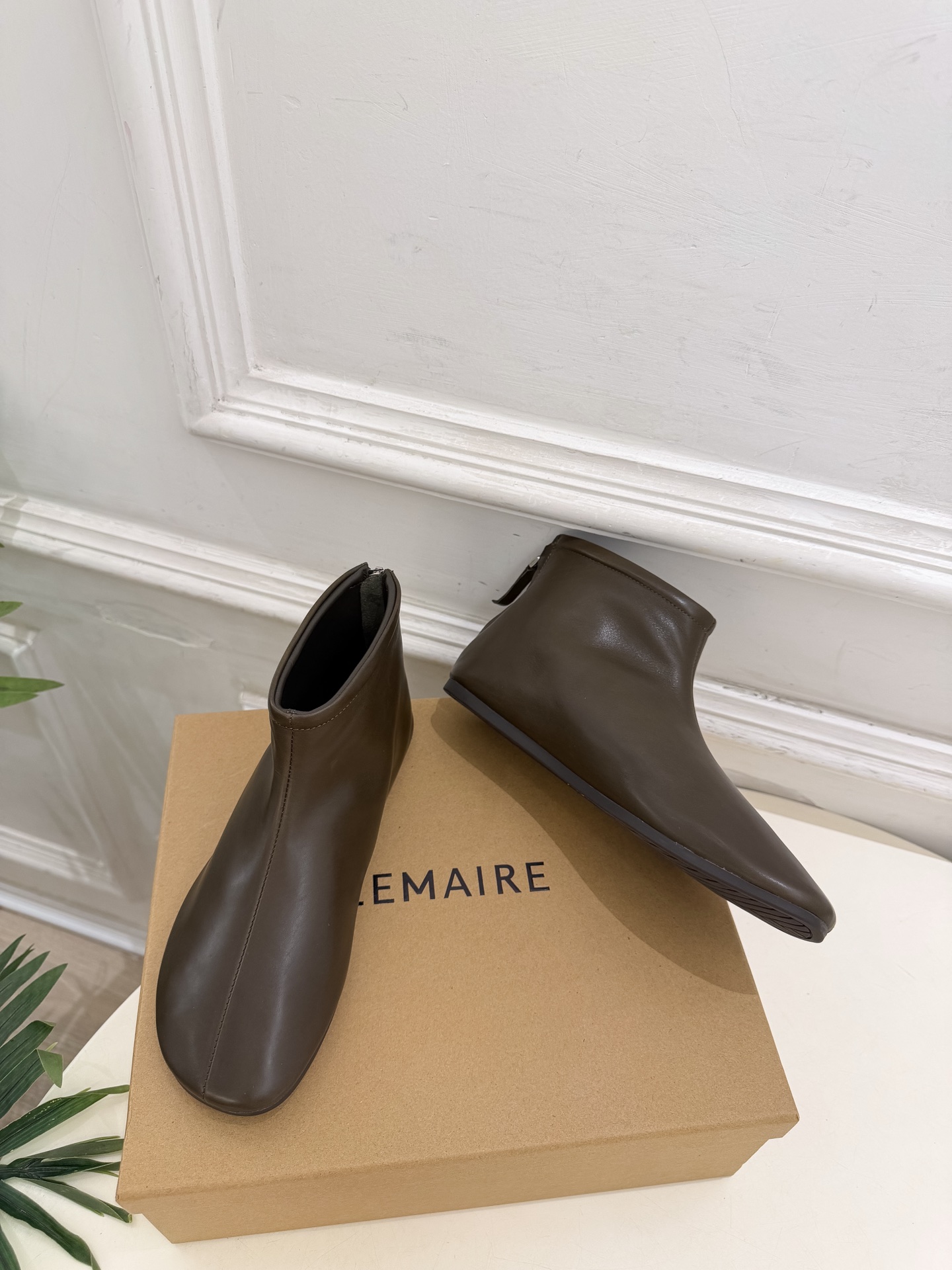 LEMAIRE 2026秋冬新品 极简复古后拉链平底短靴 ————————— 作为这两年最受欢迎的设计师牌,设计简单 LEMAIRE 2026秋冬新品 极简复古后拉链平底短靴 ————————— 作为这两年最受欢迎的设计师牌,设计简单