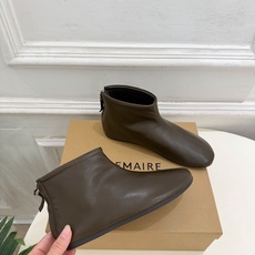 LEMAIRE 2026秋冬新品 极简复古后拉链平底短靴 ————————— 作为这两年最受欢迎的设计师牌,设计简单 LEMAIRE 2026秋冬新品 极简复古后拉链平底短靴 ————————— 作为这两年最受欢迎的设计师牌,设计简单