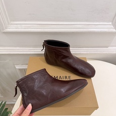 LEMAIRE 2026秋冬新品 极简复古后拉链平底短靴 ————————— 作为这两年最受欢迎的设计师牌,设计简单 LEMAIRE 2026秋冬新品 极简复古后拉链平底短靴 ————————— 作为这两年最受欢迎的设计师牌,设计简单