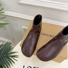 LEMAIRE 2026秋冬新品 极简复古后拉链平底短靴 ————————— 作为这两年最受欢迎的设计师牌,设计简单 LEMAIRE 2026秋冬新品 极简复古后拉链平底短靴 ————————— 作为这两年最受欢迎的设计师牌,设计简单
