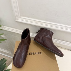 LEMAIRE 2026秋冬新品 极简复古后拉链平底短靴 ————————— 作为这两年最受欢迎的设计师牌,设计简单 LEMAIRE 2026秋冬新品 极简复古后拉链平底短靴 ————————— 作为这两年最受欢迎的设计师牌,设计简单