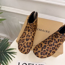 LEMAIRE 2026秋冬新品 极简复古后拉链平底短靴 ————————— 作为这两年最受欢迎的设计师牌,设计简单 LEMAIRE 2026秋冬新品 极简复古后拉链平底短靴 ————————— 作为这两年最受欢迎的设计师牌,设计简单