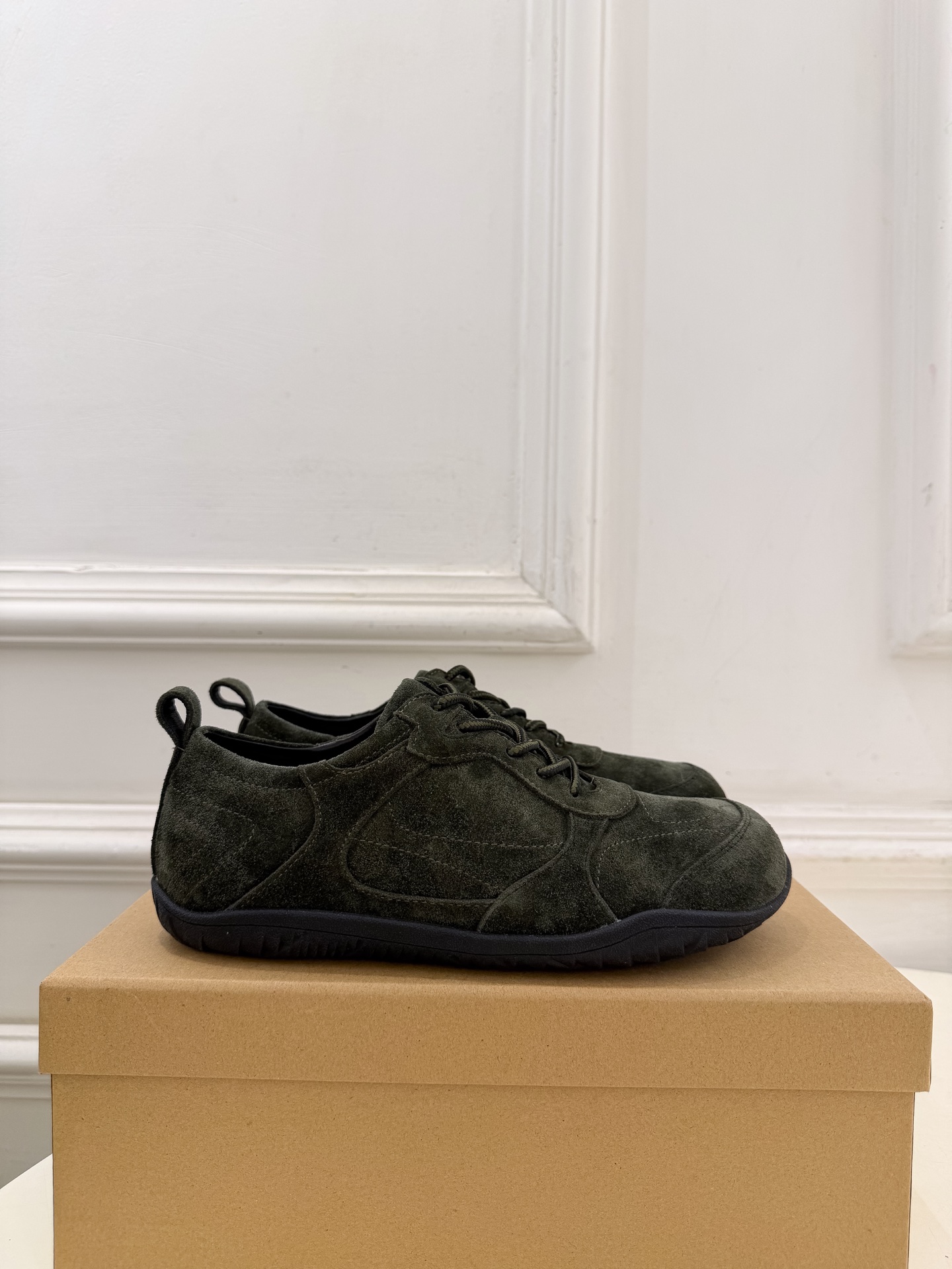 LEMAIRE  2026秋冬新品 极简复古系带休闲鞋 ————————— 作为这两年最受欢迎的设计师牌，设计简单、细节