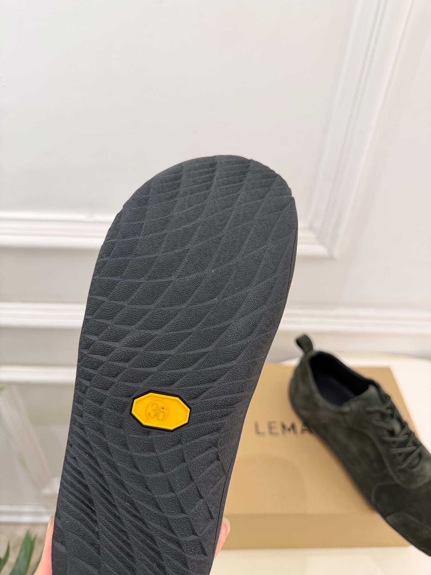 LEMAIRE  2026秋冬新品 极简复古系带休闲鞋 ————————— 作为这两年最受欢迎的设计师牌，设计简单、细节