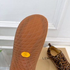 LEMAIRE 2026秋冬新品 极简复古系带休闲鞋 ————————— 作为这两年最受欢迎的设计师牌,设计简单、细节 LEMAIRE 2026秋冬新品 极简复古系带休闲鞋 ————————— 作为这两年最受欢迎的设计师牌,设计简单、细节