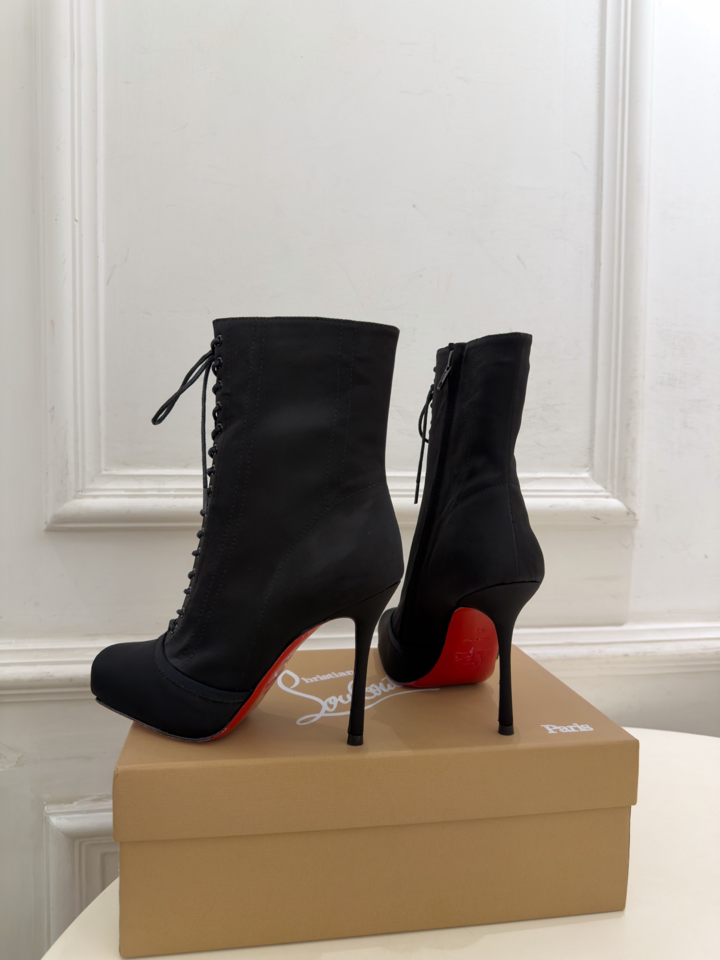 Christian Louboutin路铂廷 26ss ✨ 2026秋冬新品 CL真丝猪鼻子绑带高跟短靴 红底鞋系列，顶