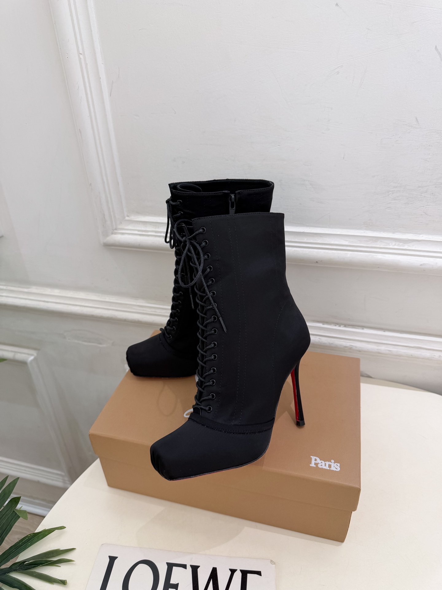 Christian Louboutin路铂廷 26ss ✨ 2026秋冬新品 CL真丝猪鼻子绑带高跟短靴 红底鞋系列，顶