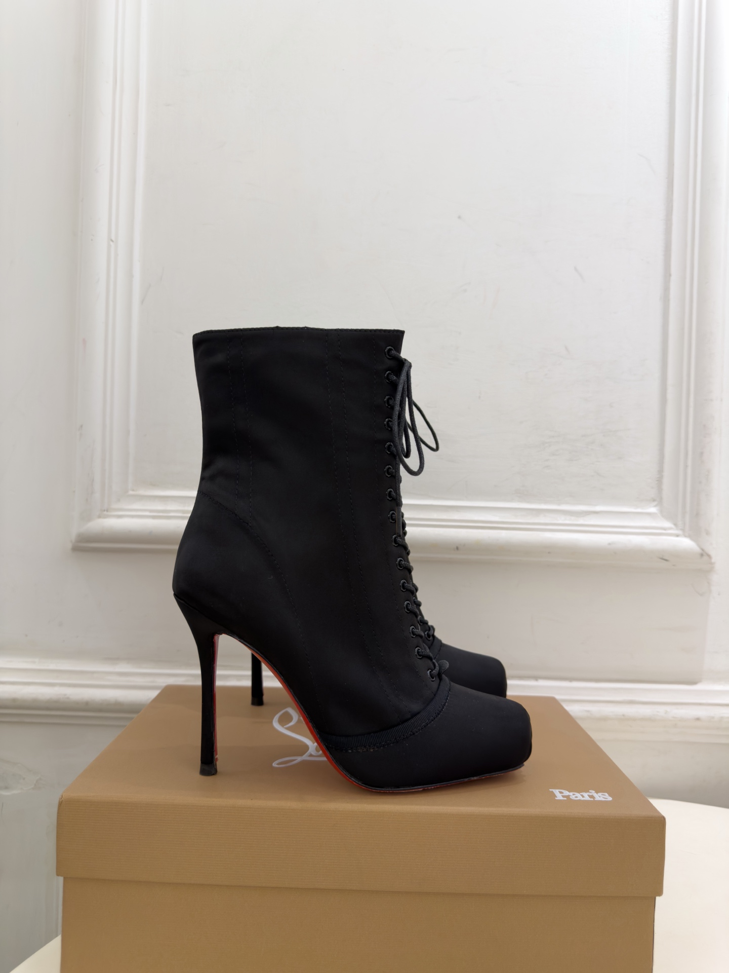 Christian Louboutin路铂廷 26ss ✨ 2026秋冬新品 CL真丝猪鼻子绑带高跟短靴 红底鞋系列，顶