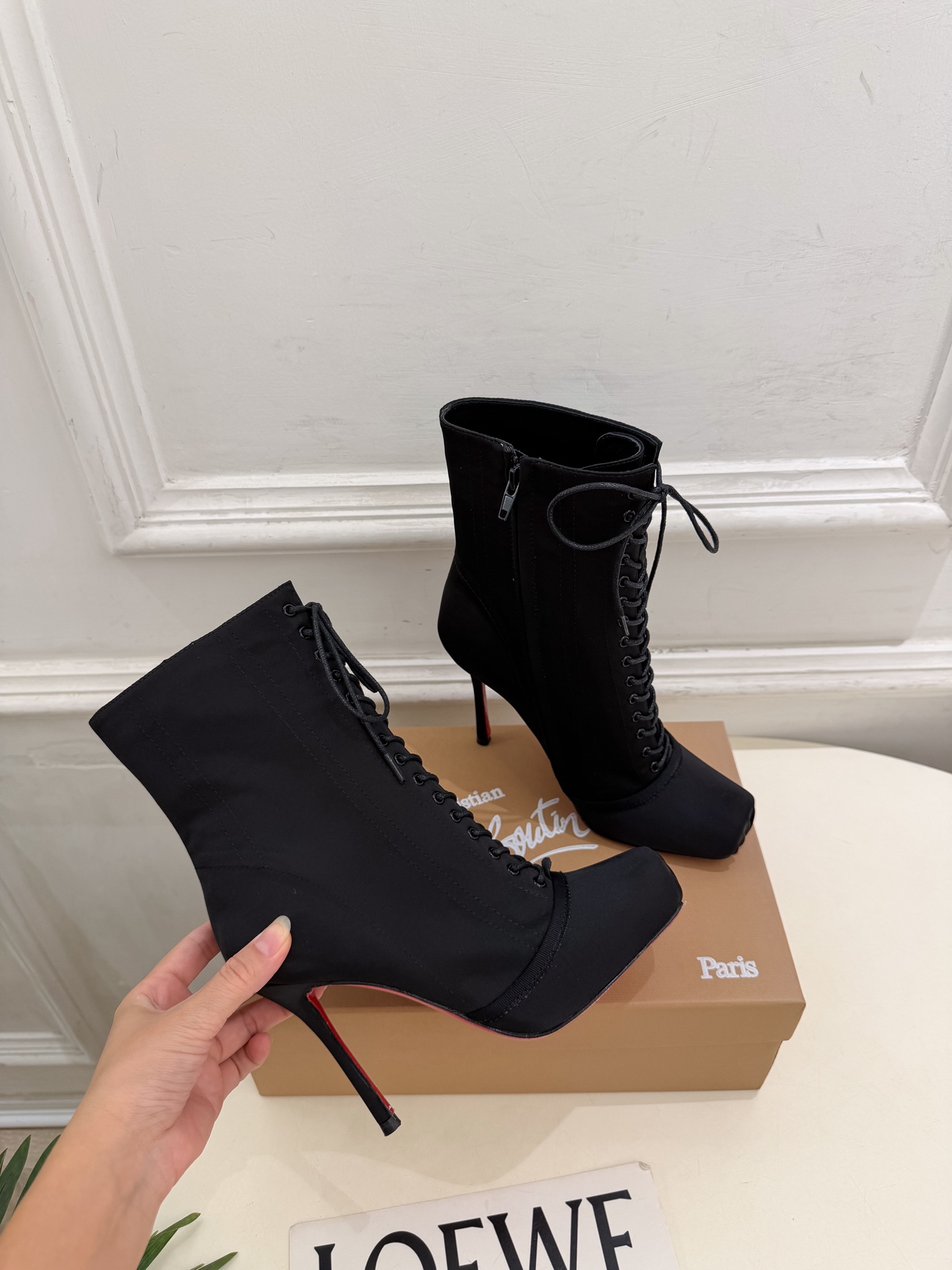 Christian Louboutin路铂廷 26ss ✨ 2026秋冬新品 CL真丝猪鼻子绑带高跟短靴 红底鞋系列，顶