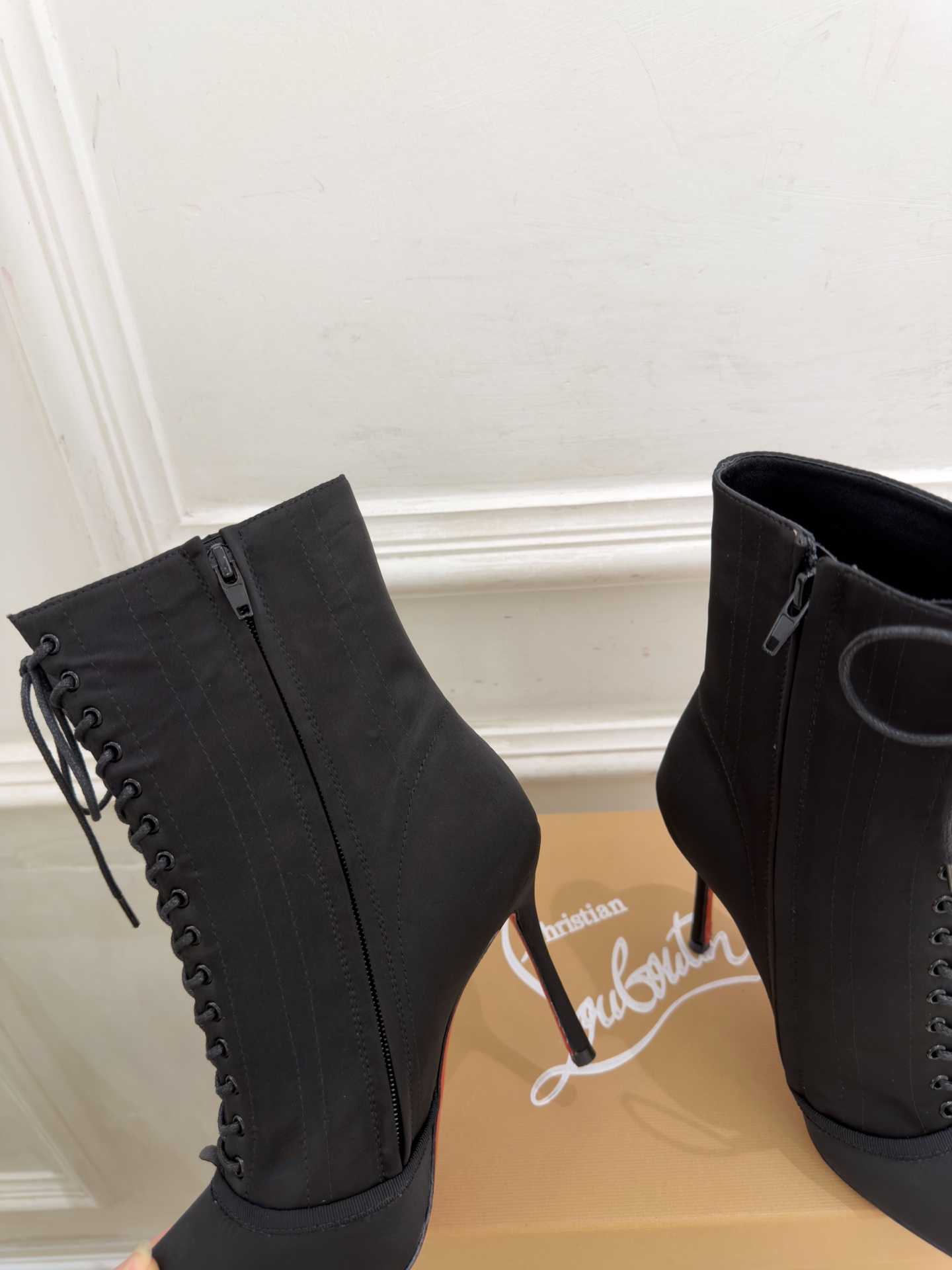 Christian Louboutin路铂廷 26ss ✨ 2026秋冬新品 CL真丝猪鼻子绑带高跟短靴 红底鞋系列，顶