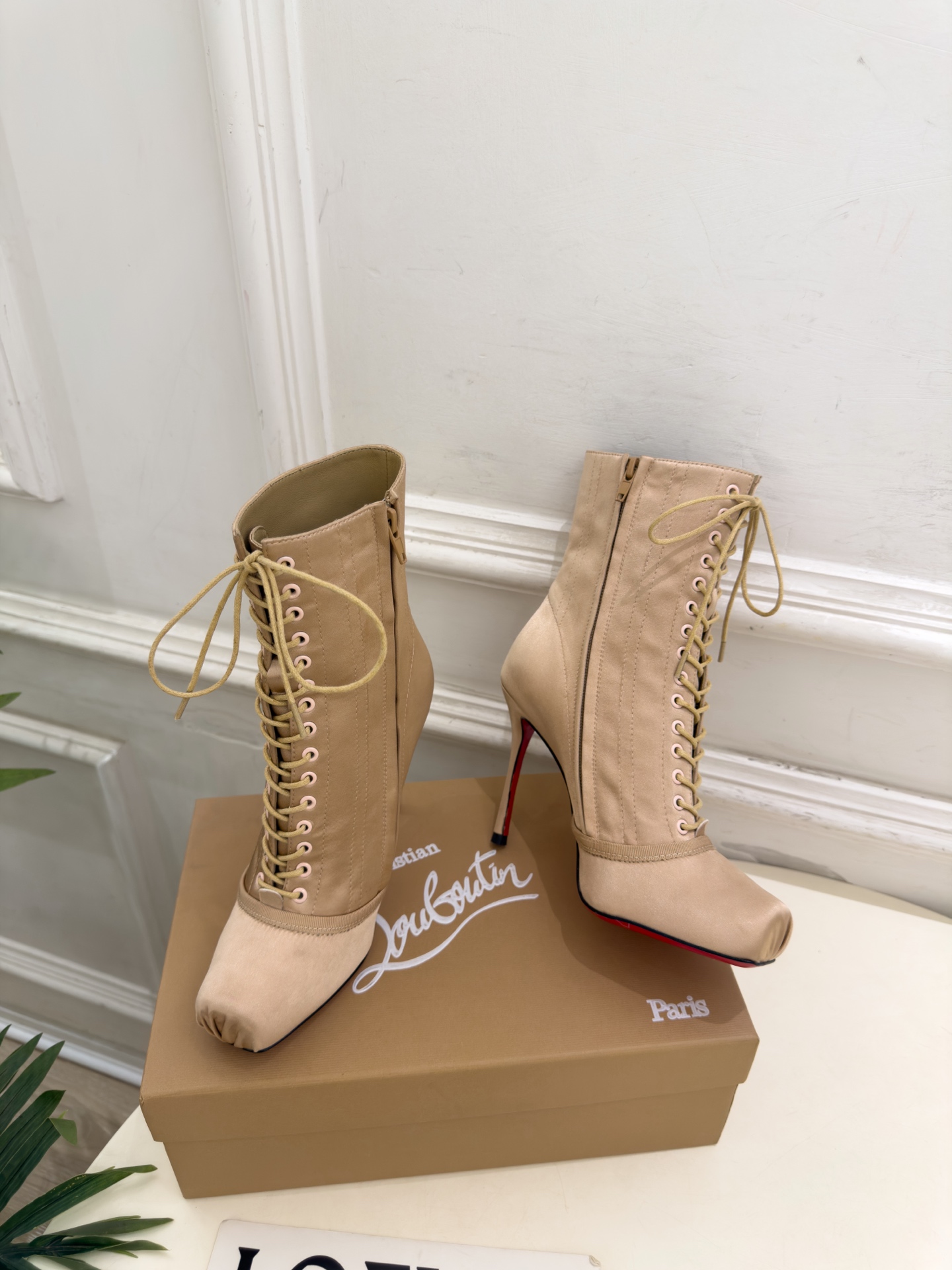 Christian Louboutin路铂廷 26ss ✨ 2026秋冬新品 CL真丝猪鼻子绑带高跟短靴 红底鞋系列，顶