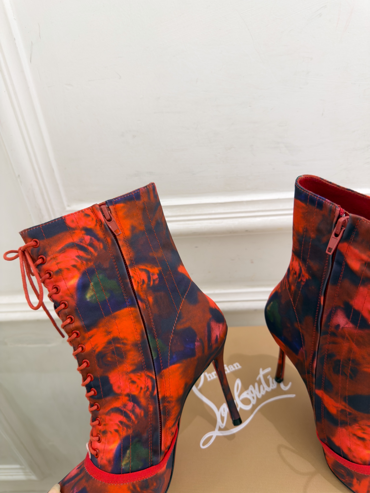 Christian Louboutin路铂廷 26ss ✨ 2026秋冬新品 CL真丝猪鼻子绑带高跟短靴 红底鞋系列,顶 Christian Louboutin路铂廷 26ss ✨ 2026秋冬新品 CL真丝猪鼻子绑带高跟短靴 红底鞋系列,顶