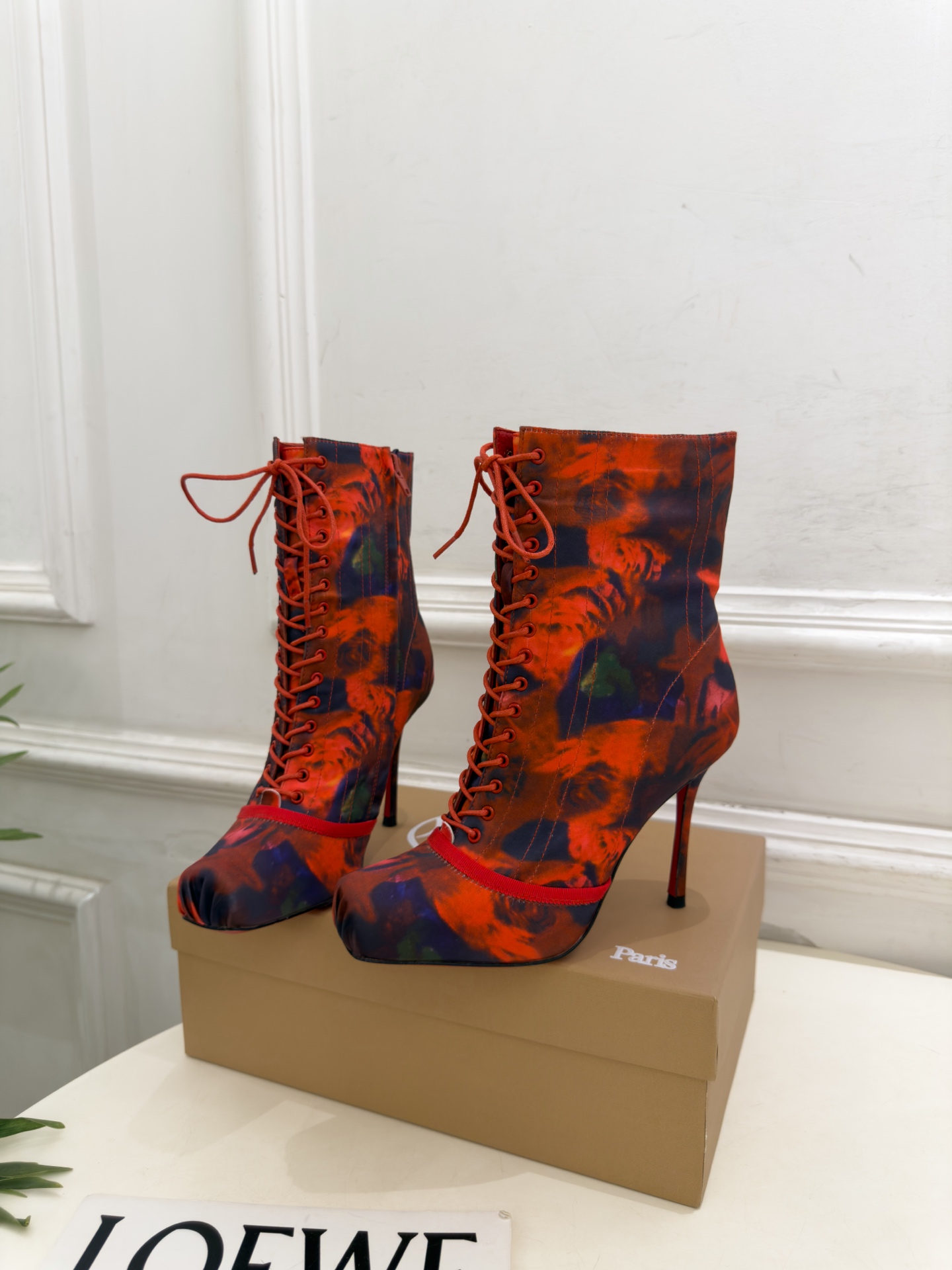 Christian Louboutin路铂廷 26ss ✨ 2026秋冬新品 CL真丝猪鼻子绑带高跟短靴 红底鞋系列,顶 Christian Louboutin路铂廷 26ss ✨ 2026秋冬新品 CL真丝猪鼻子绑带高跟短靴 红底鞋系列,顶