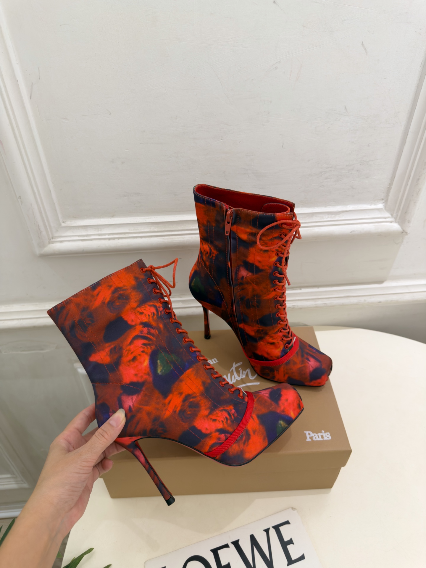 Christian Louboutin路铂廷 26ss ✨ 2026秋冬新品 CL真丝猪鼻子绑带高跟短靴 红底鞋系列,顶 Christian Louboutin路铂廷 26ss ✨ 2026秋冬新品 CL真丝猪鼻子绑带高跟短靴 红底鞋系列,顶